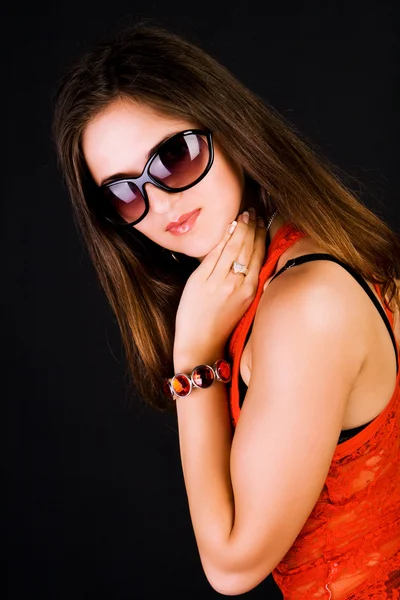 Güzel kız kırmızı bluz ve gözlük — Stok fotoğraf