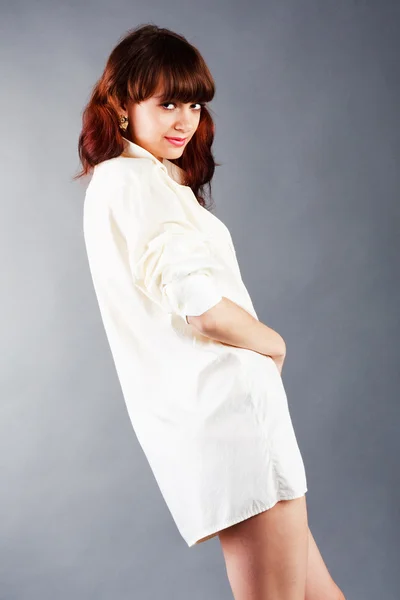 Jovem sensualidade menina em camisa branca — Fotografia de Stock