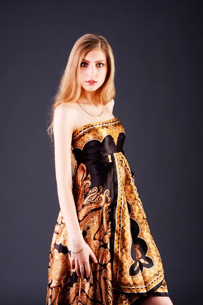 Молодая привлекательная девушка в платье Лицензионные Стоковые Фото