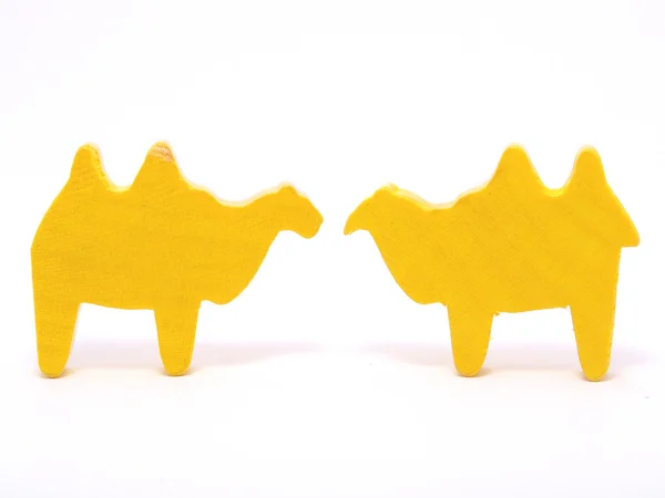 Dos juguetes amarillos de madera de camello — Foto de Stock