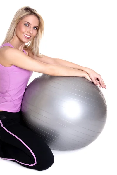 Giovane donna che esercita sulla palla fitness — Foto Stock
