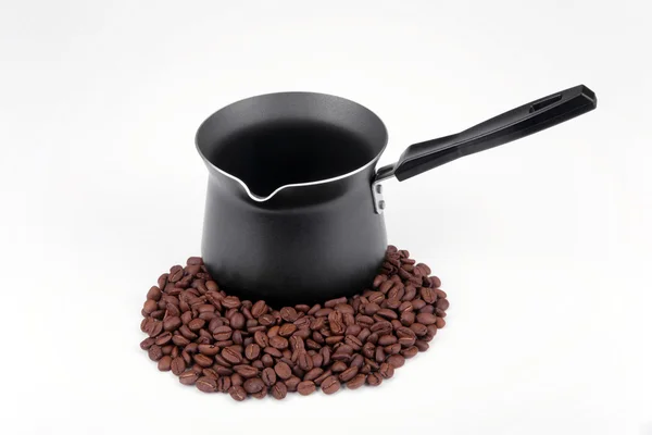 Кофейник и зерно кофе — стоковое фото