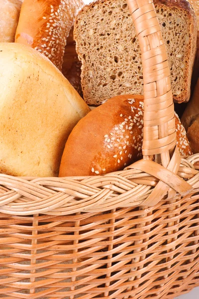 Chléb a pekáren v košíku detail — Stock fotografie