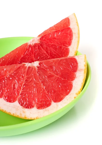Skivor av grapefrukt på en tallrik — Stockfoto