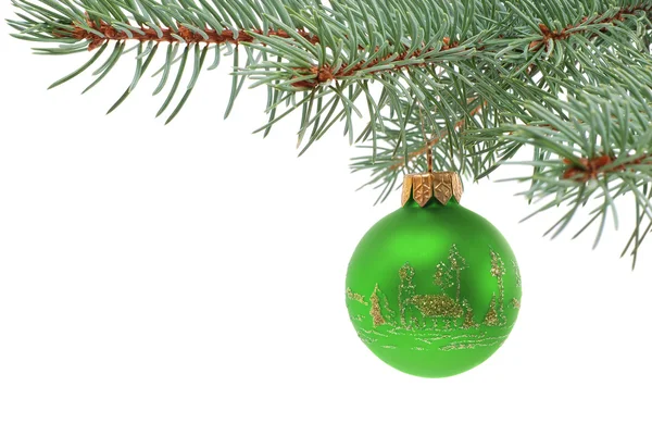 Zöld karácsonyi bál lóg a prémes-fa ága — Stock Fotó