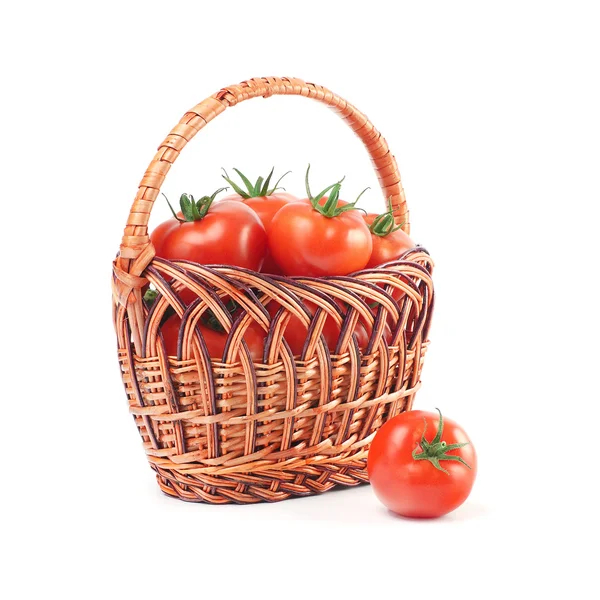 Tomates vermelhos em uma cesta — Fotografia de Stock
