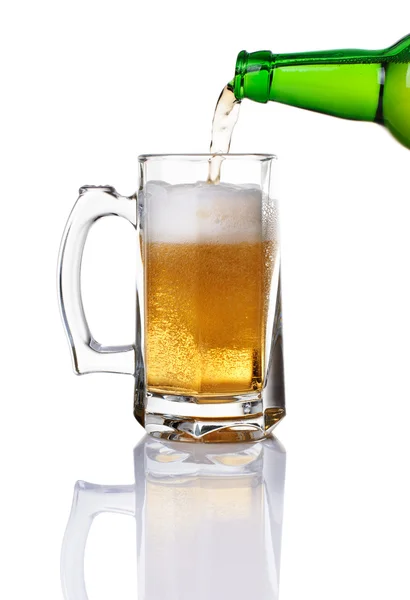 Hällande öl — Stockfoto