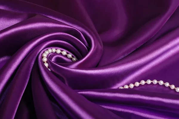 紫色缎上的珠宝 — 图库照片