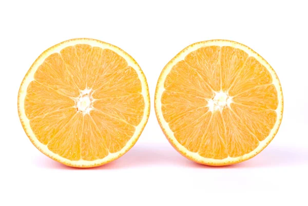 Dua potong jeruk di depan kamera. — Stok Foto