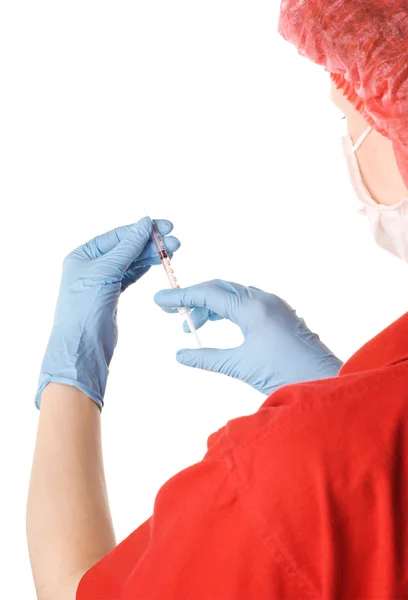 Enfermeira de uniforme vermelho mantém a seringa — Fotografia de Stock