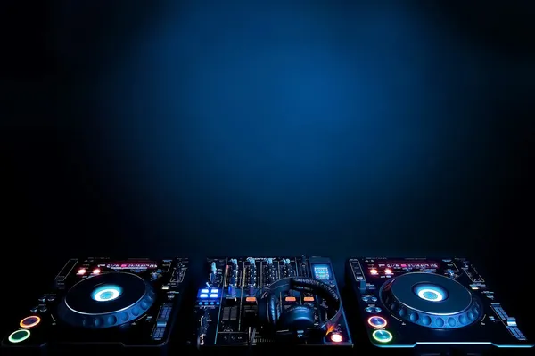 Plataformas giratórias de DJ e misturador electrónico — Fotografia de Stock