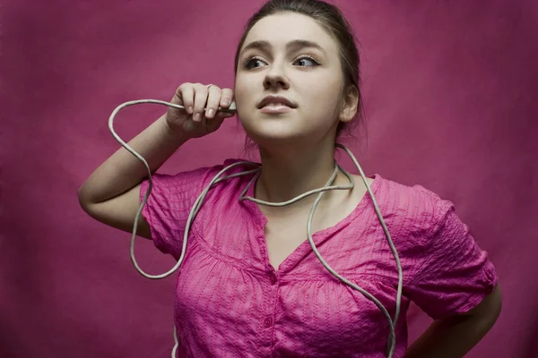 Jeune fille posant avec le câble — Photo