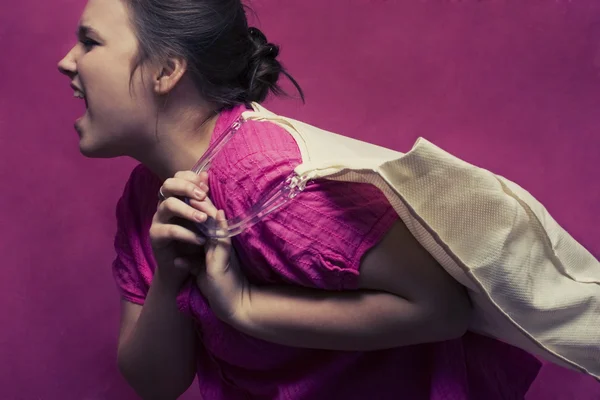 若い女の子ホールディング ショッピング バッグ — ストック写真