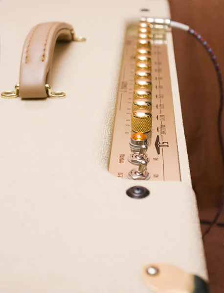 Ретро-винтажный гитарный усилитель — стоковое фото