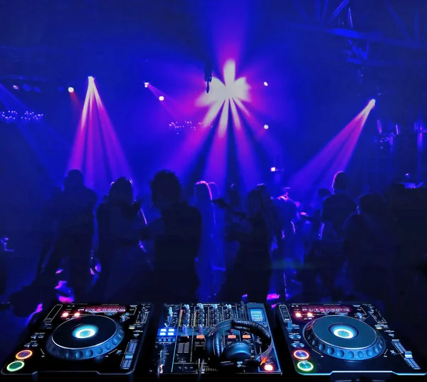 DJ mikser i w nocnym klubie — Zdjęcie stockowe
