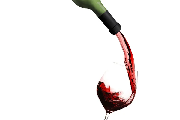 Gieten van rode wijn in glazen goblet geïsoleerd op wit — Stockfoto
