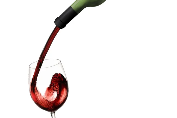 Выливать красное вино в стакане кубка изолированы на белом — стоковое фото