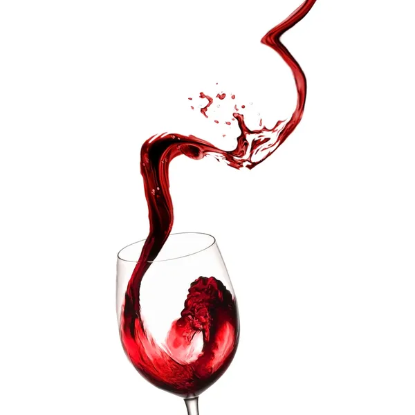 浇注在孤立在白色的玻璃酒杯中的红酒 — 图库照片