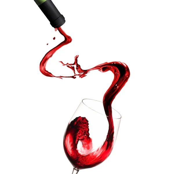Despejar vinho tinto em cálice de vidro isolado em branco — Fotografia de Stock