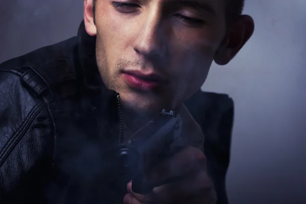 Portret przystojny młody mężczyzna trzyma pistolet — Zdjęcie stockowe