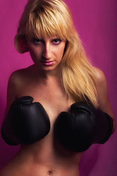 Sexy chica boxeadora posando con guantes de boxeador negro —  Fotos de Stock