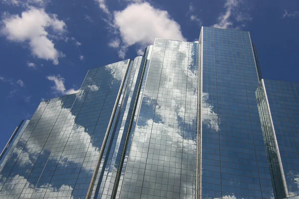 Edifícios azuis e nuvens — Fotografia de Stock