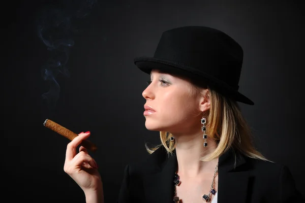 Flicka i en hatt med en cigarr — Stockfoto