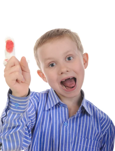 Niño pequeño con un dedo vendado . — Foto de Stock