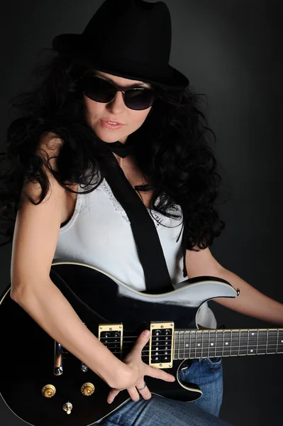 Dziewczyna w kapeluszu z czarny gitara — Zdjęcie stockowe