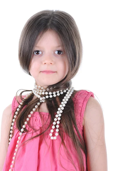 Маленькая девочка с жемчужными бусами — стоковое фото
