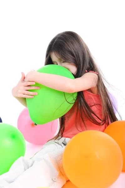 Flickan omfamnar en ballong — Stockfoto