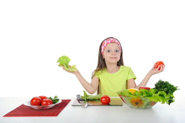 Dziewczynka ze świeżych warzyw. — Zdjęcie stockowe