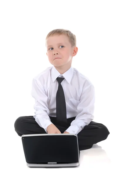Pequeno homem de negócios com um laptop — Fotografia de Stock