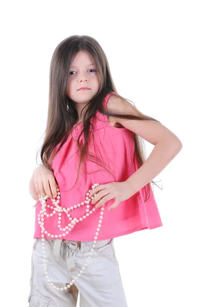 Hrdá dívka drží náhrdelník z perel — Stock fotografie