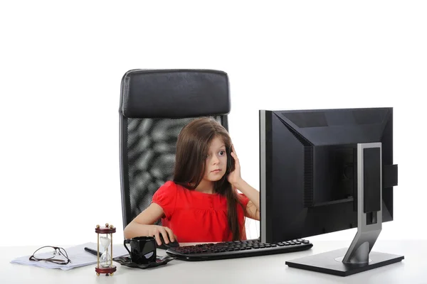 Маленькая девочка в офисе — стоковое фото