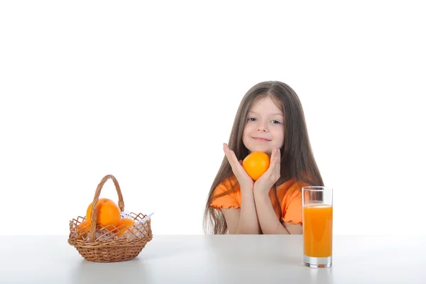 Κορίτσι με ένα πορτοκάλι — Φωτογραφία Αρχείου