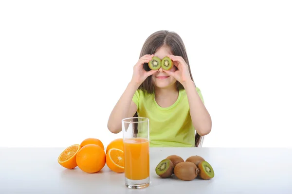 Длинноволосая девушка играет с фруктами — стоковое фото