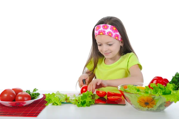 Kislány készül salátával — Stock Fotó