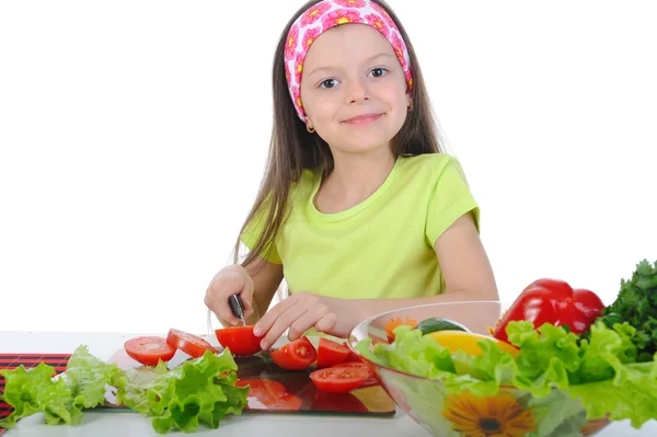 Κοριτσάκι να κόψει τα φρέσκα λαχανικά. — Φωτογραφία Αρχείου