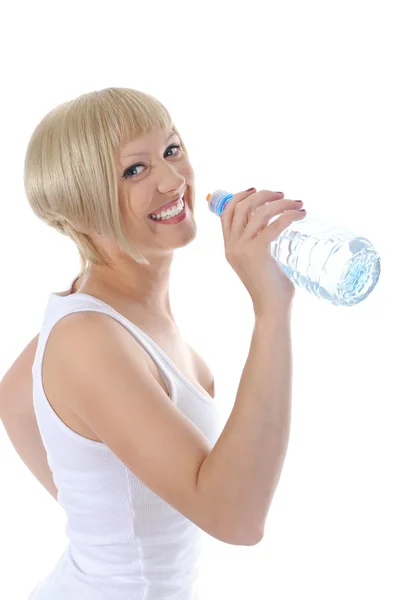 Молода блондинка питна вода — стокове фото