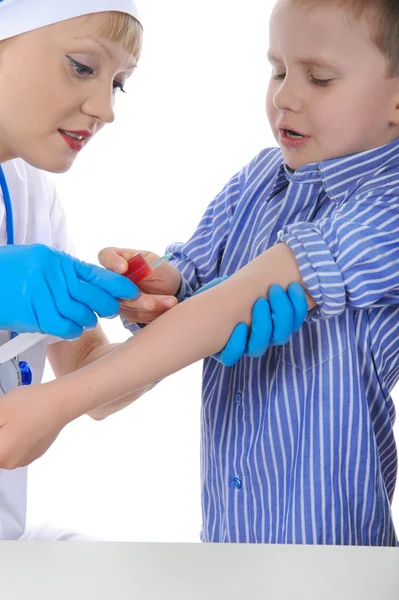 Malý pacient se bojí injekce. — Stock fotografie