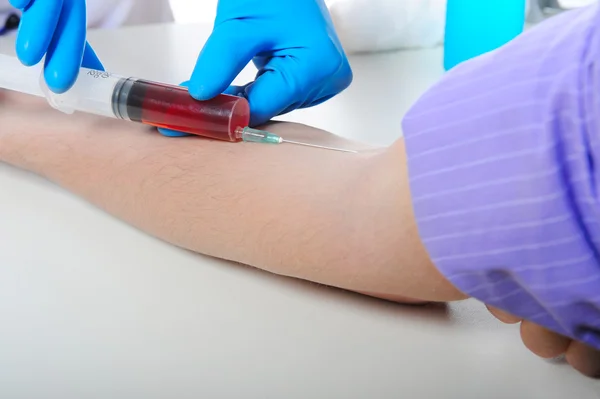 Arts maakt de patiënt een injectie — Stockfoto