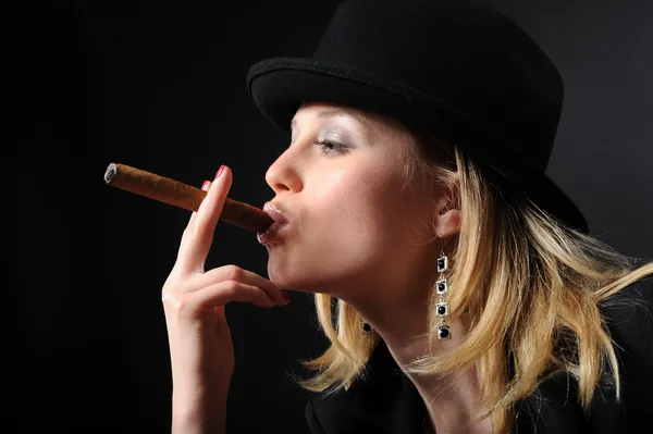 Bir puro ile güzel bir kızın portresi — Stok fotoğraf