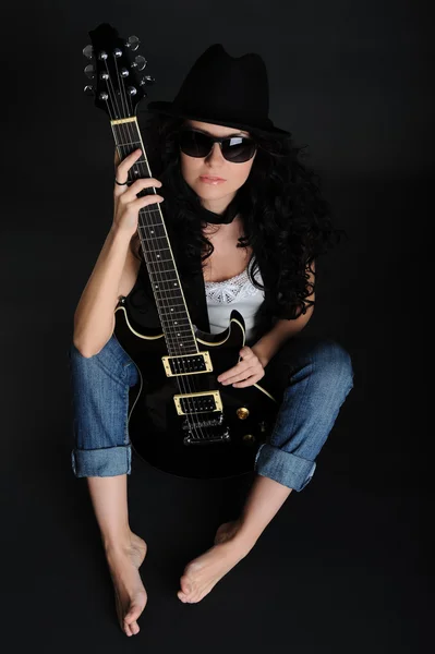 Dziewczyna siedzi na podłodze z gitarą — Zdjęcie stockowe