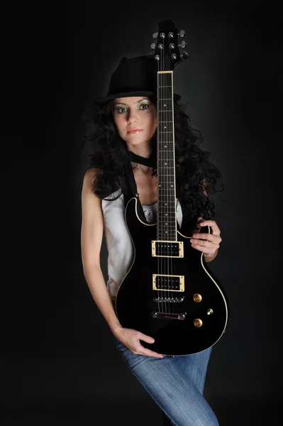 Gyönyörű hosszú hajú lány, egy gitár — Stock Fotó