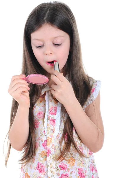Маленькая девочка красит губы — стоковое фото