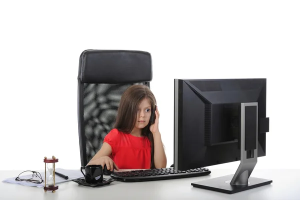 Petite fille dans l'ordinateur de bureau — Photo