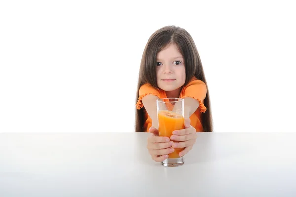 Mädchen mit Orangensaft am Tisch — Stockfoto