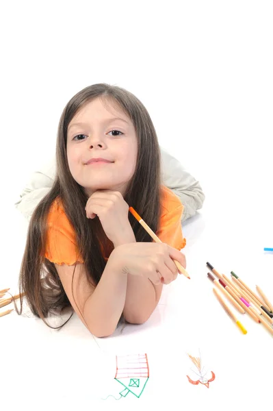 Lilla vackra flicka ritar penna på papper. — Stockfoto