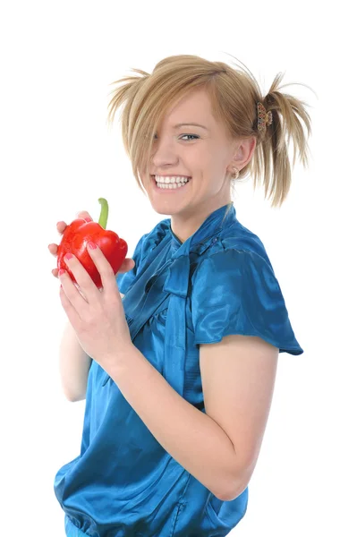 Menina sorridente bonita segurando uma pimenta vermelha . — Fotografia de Stock